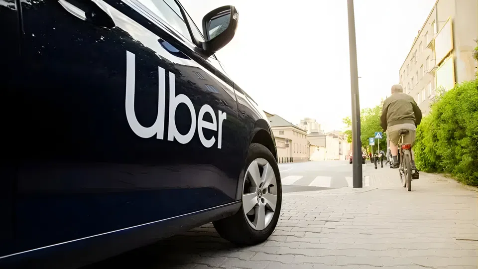 Uber acelera robotáxis apesar da queda nos lucros