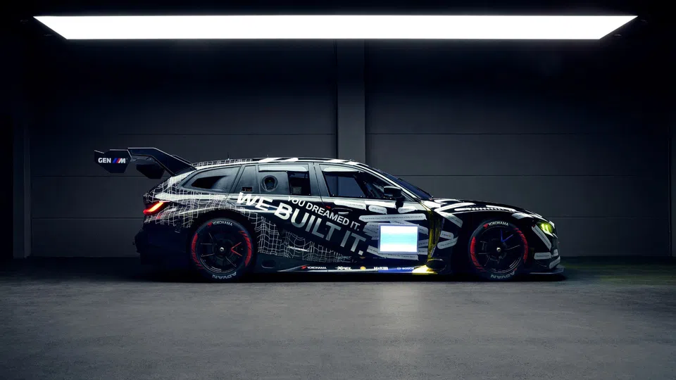 BMW transforma piada em carro de corrida real