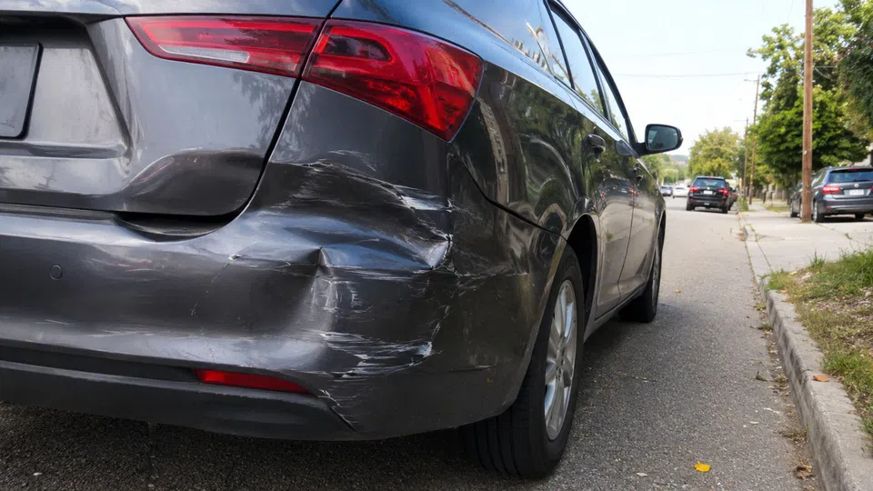 Bateram no meu carro estacionado e fugiram: o que fazer?