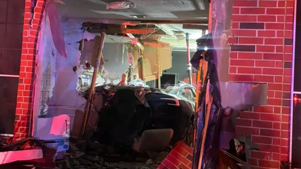 Tesla em piloto automático entra em casa e mata mulher