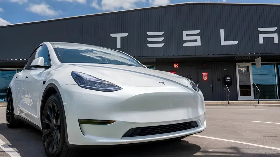 Tesla chama 14 mil Model Y por etiqueta em falta