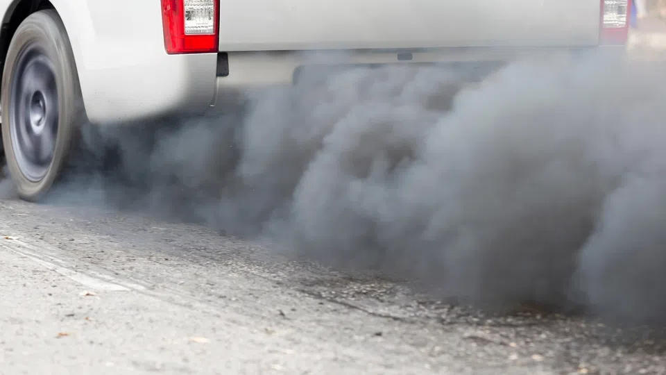Carro a deitar fumo: branco, preto ou azul, o que significa?