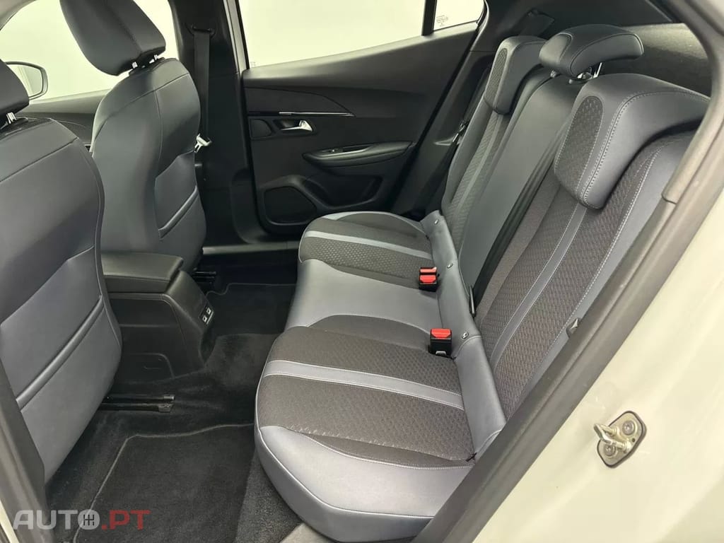 Peugeot E-2008 50 kWh Allure Pack