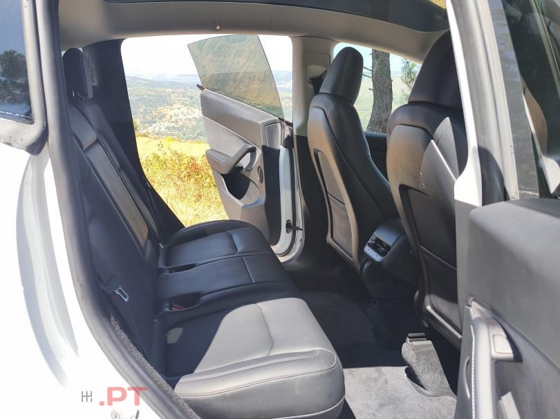 Tesla Model Y SR RWD — fotografia 8