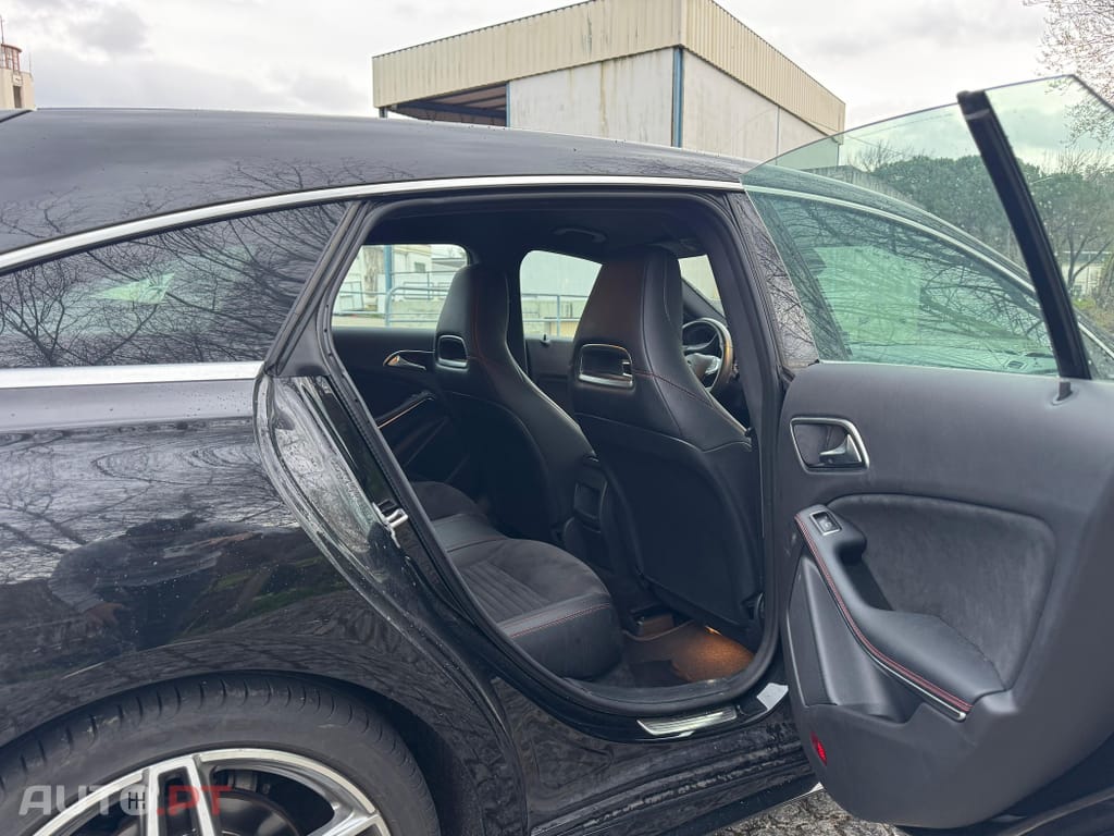 Mercedes-Benz CLA 180 7G-DCT AMG Line