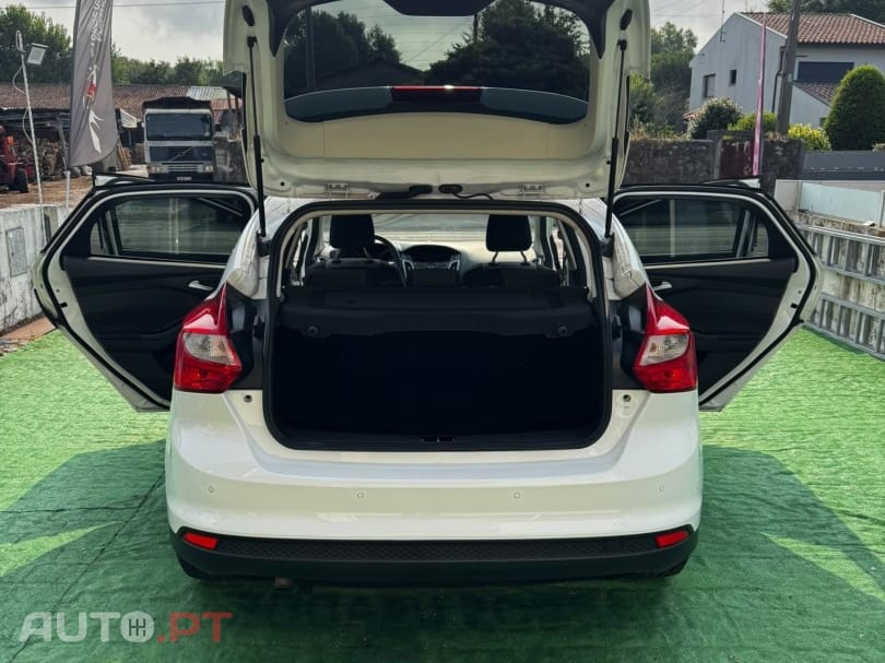 Ford Focus 1.0 EcoBoost S&S Champions Edition — fotografia 11