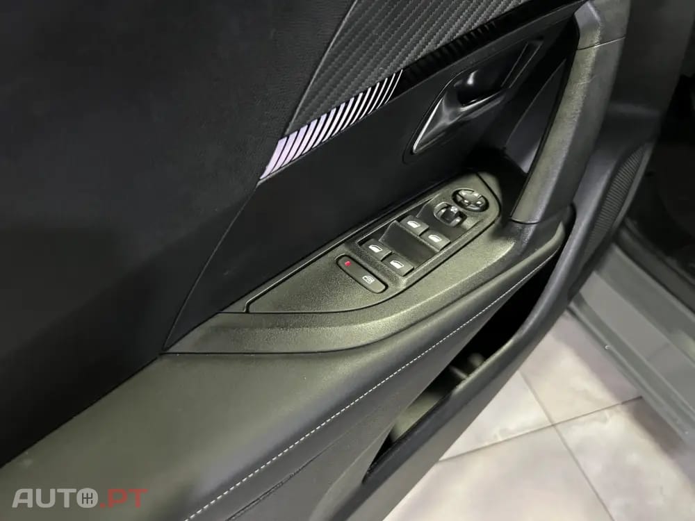 Peugeot 2008 1.2 Hybrid Allure e-DCS6