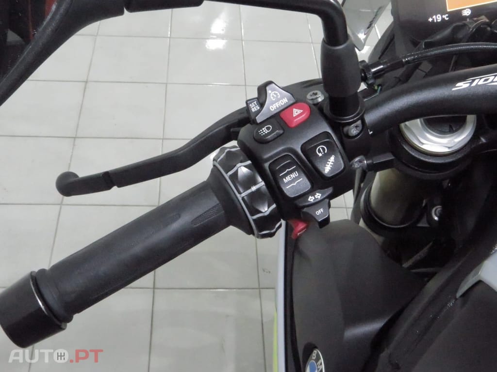 BMW S .