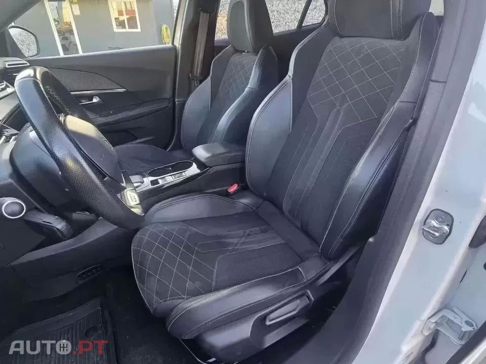 Peugeot e-2008 GT Pack — fotografia 13