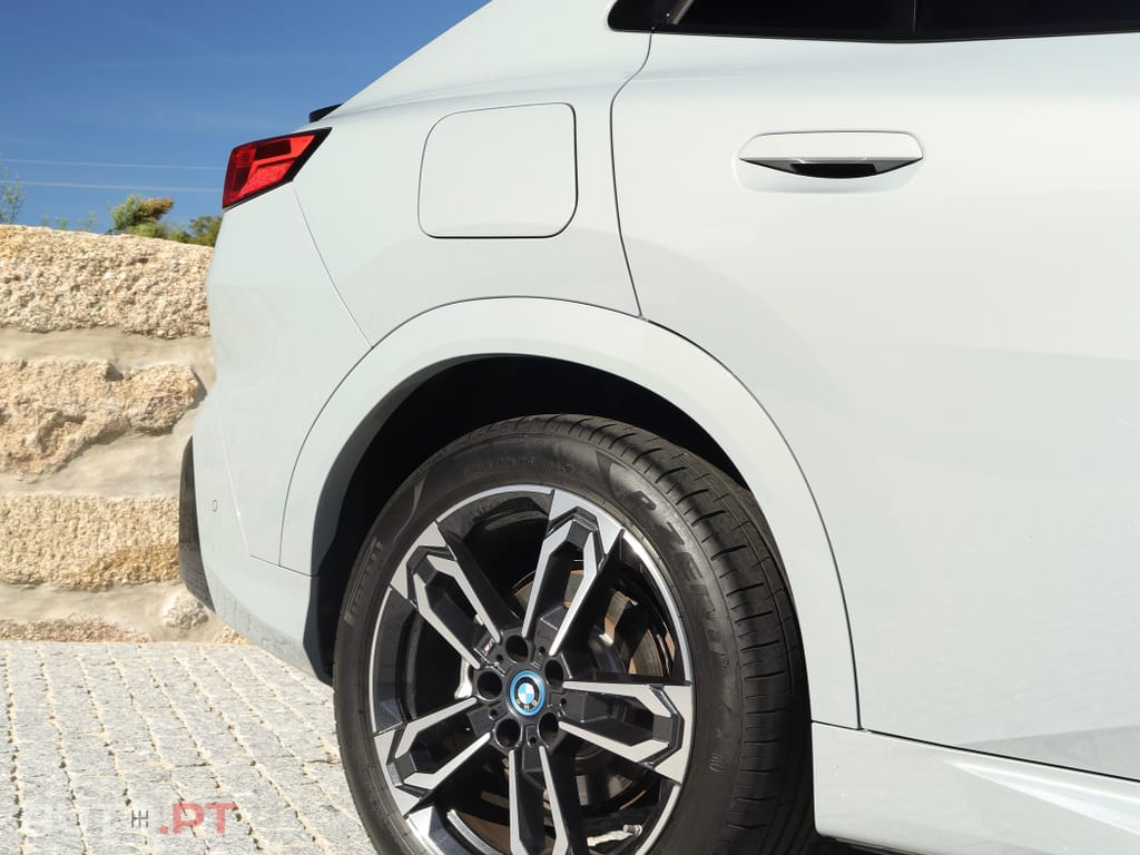 BMW iX2 eDrive20 Pack Desportivo M