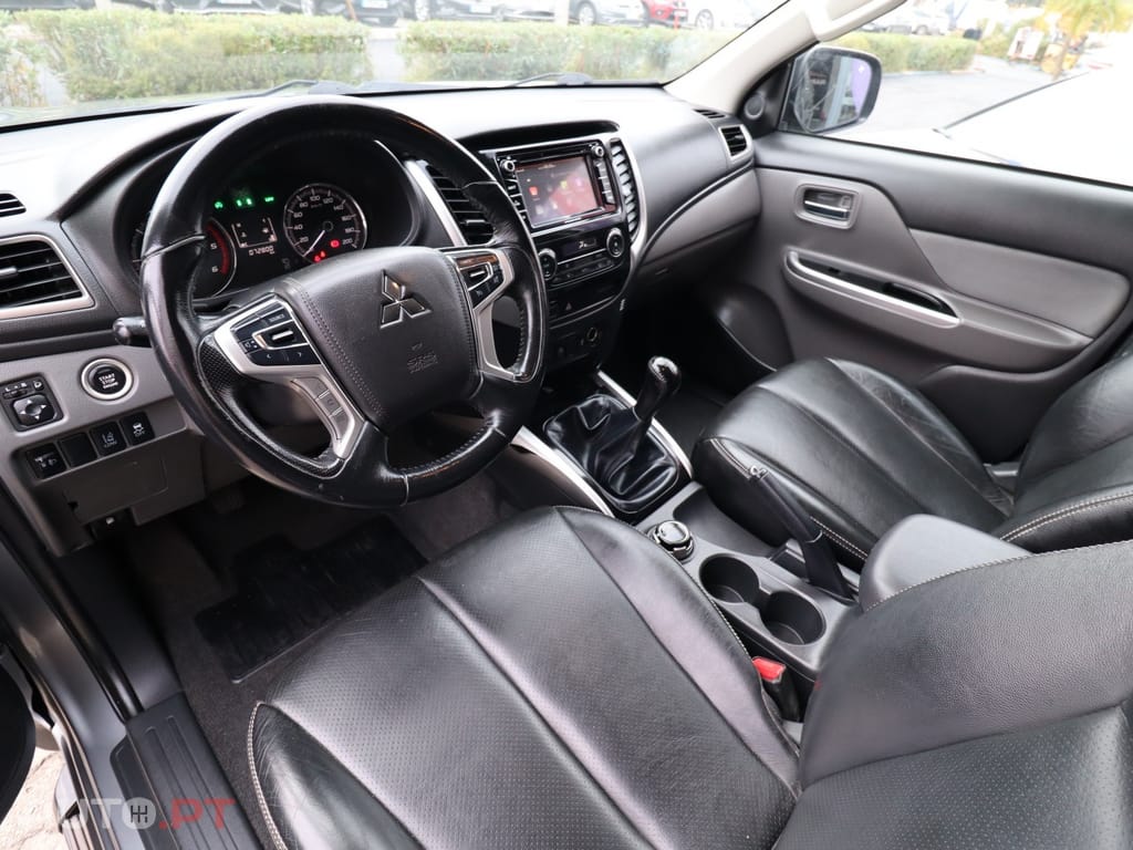 Mitsubishi L200 2.4 DI-D CD Invite Strakar Look 4WD