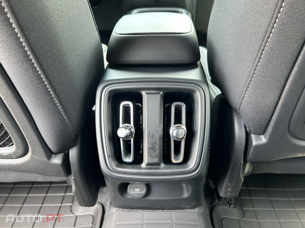 Volvo XC40 2.0 B3 Plus Dark