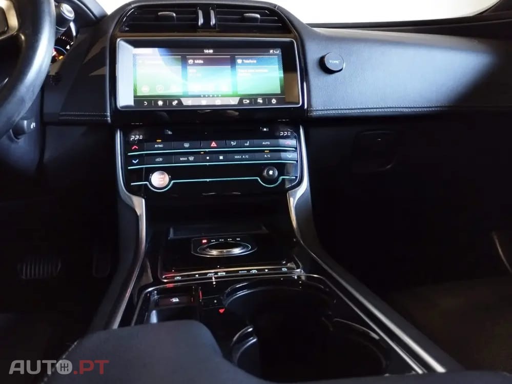 Jaguar XE 2.0 D R-Dynamic SE