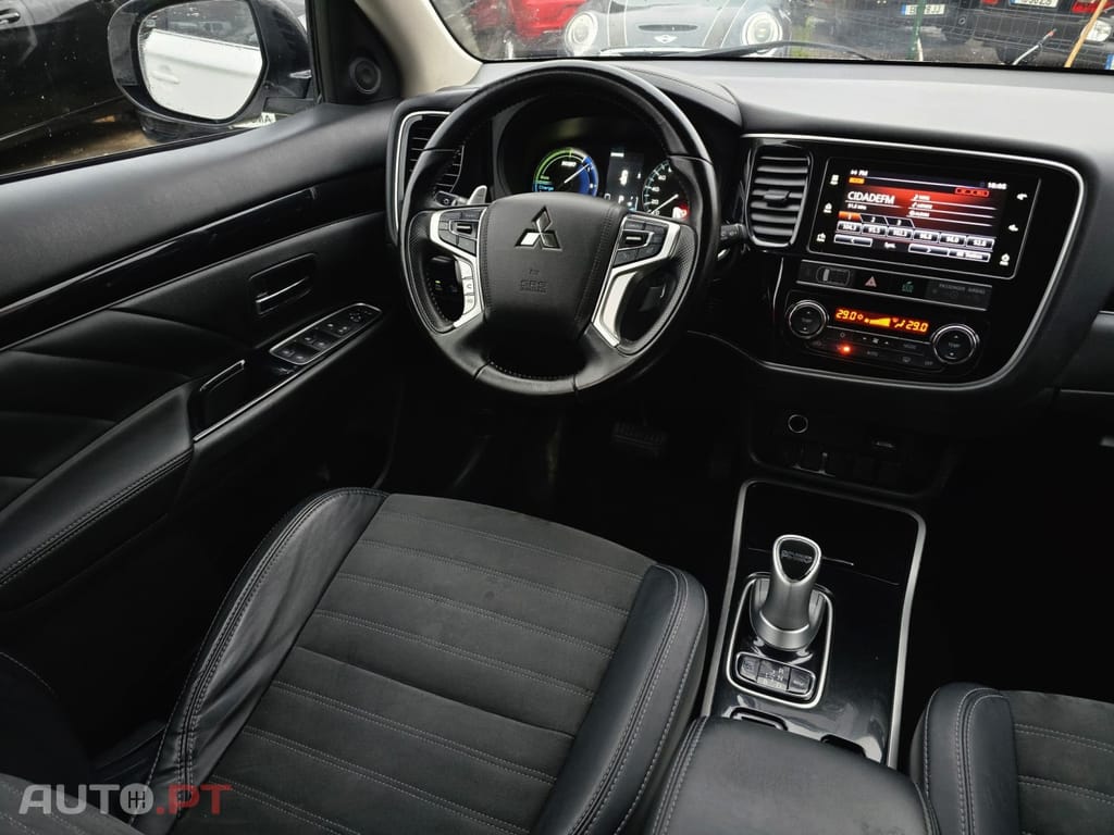 Mitsubishi Outlander 2.4L PHEV TWIN MOTOR 4WD INVITE