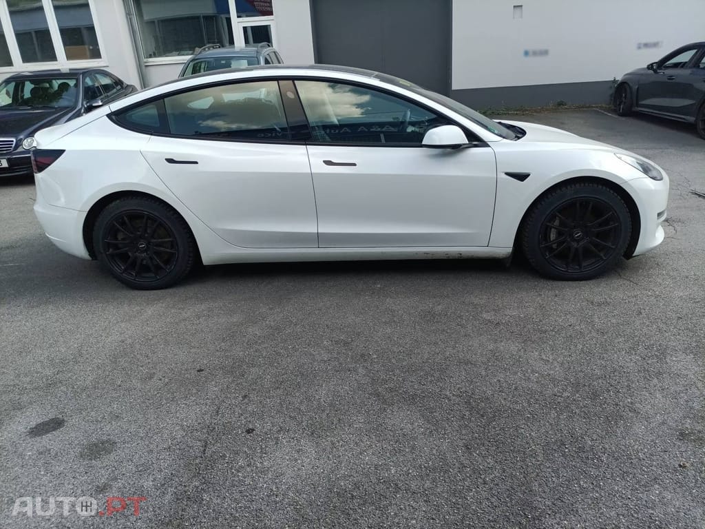 Tesla Model 3 Long Range AWD — fotografia 4