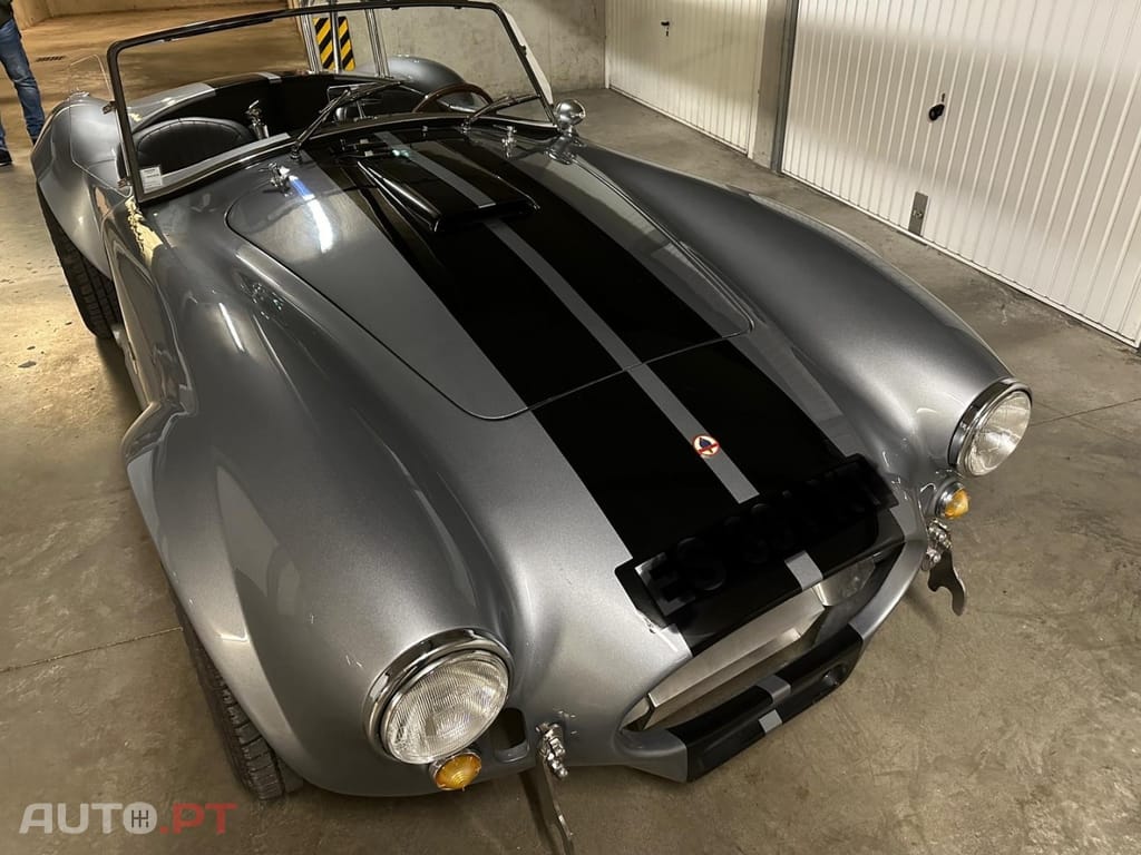 AC Cobra V8