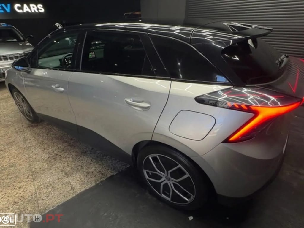 MG MG4 77 kWh Extended Range Luxury