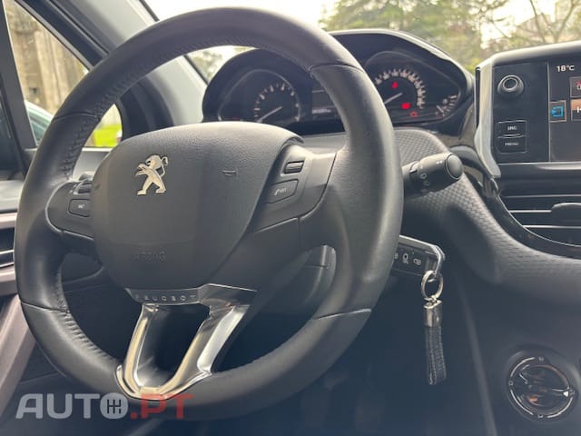 Peugeot 2008 1.2 PURETECH STYLE