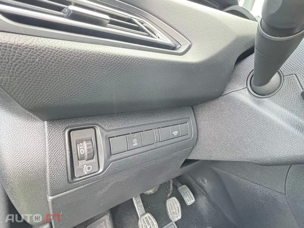 Peugeot 308 SW 1.5 BlueHDi Allure — fotografia 9