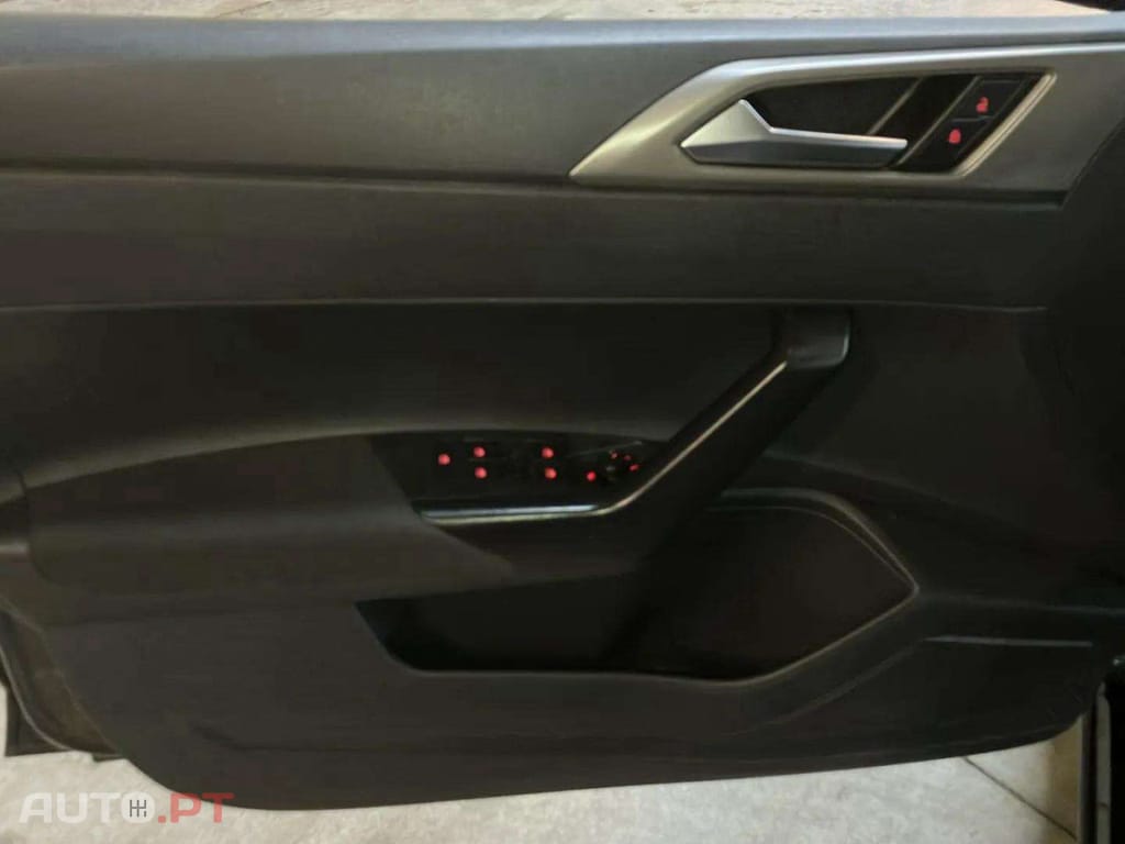 Volkswagen Polo 1.0 MPI CONFORT LINE