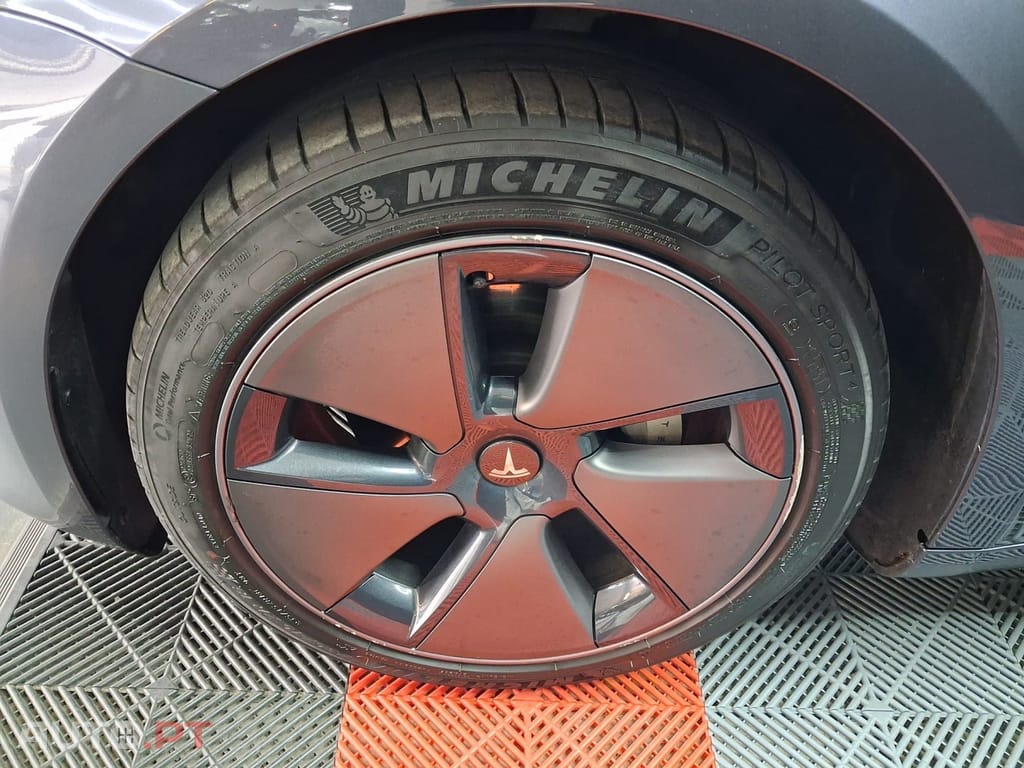 Tesla Model 3 Long-Range Dual Motor AWD