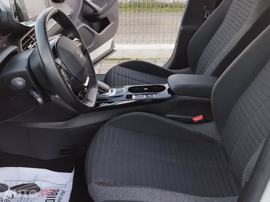 Peugeot E-2008 50 kWh Allure Pack