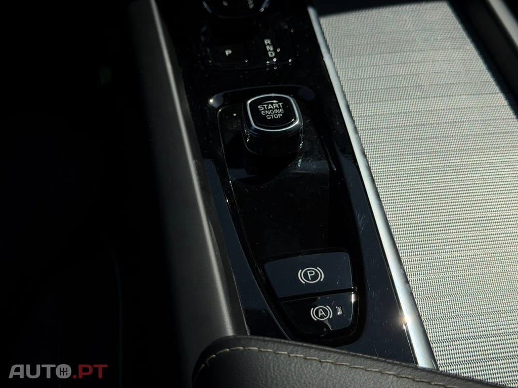 Volvo XC 60 2.0 T6 PHEV Black Edition AWD — fotografia 60