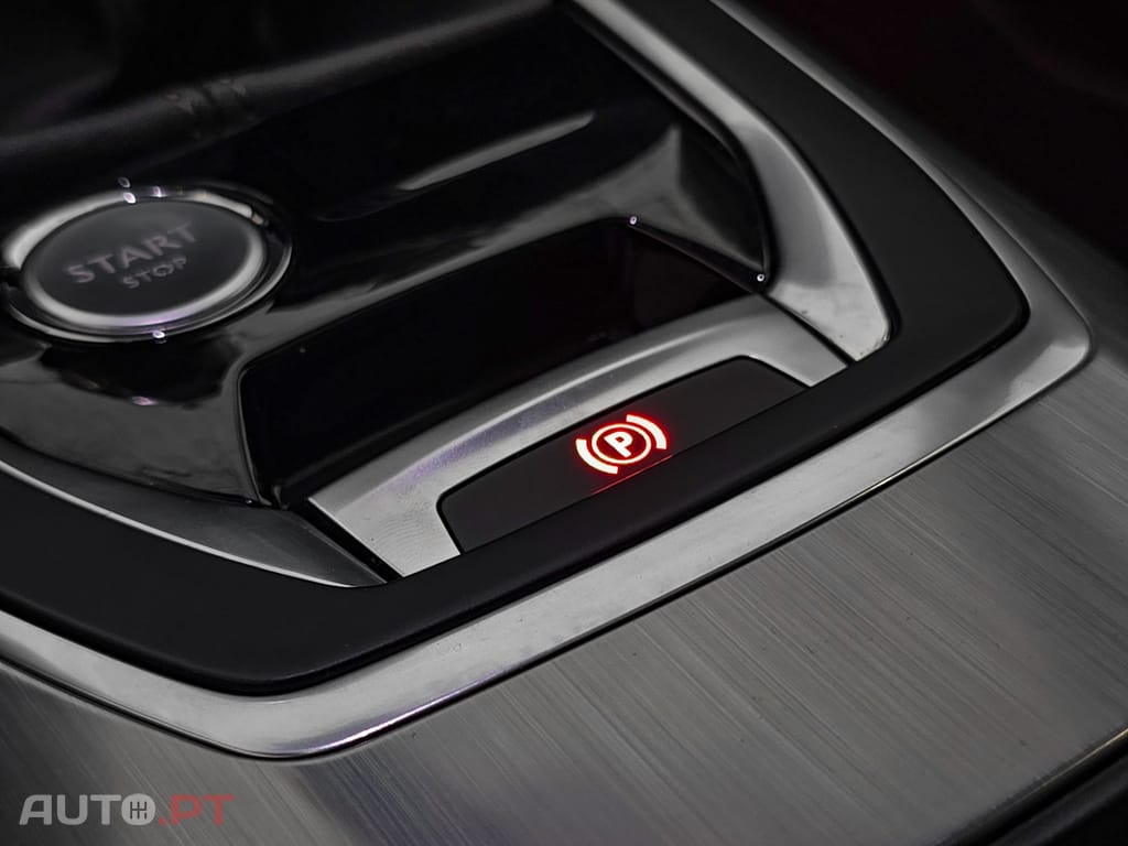 Peugeot 308 1.2 PureTech Allure Faróis Full LED