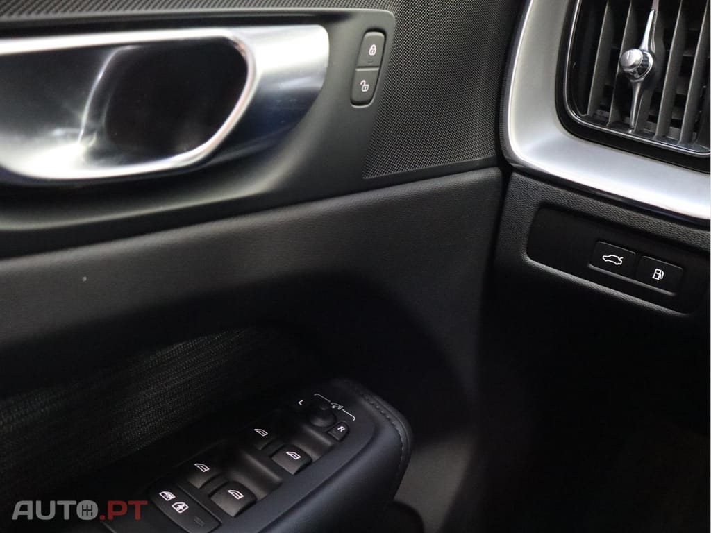 Volvo XC60 2.0 T6 350 AWD PHEV Core Auto