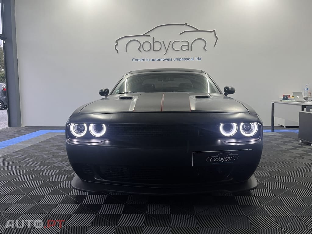 Dodge Challenger 6.1 SRT8