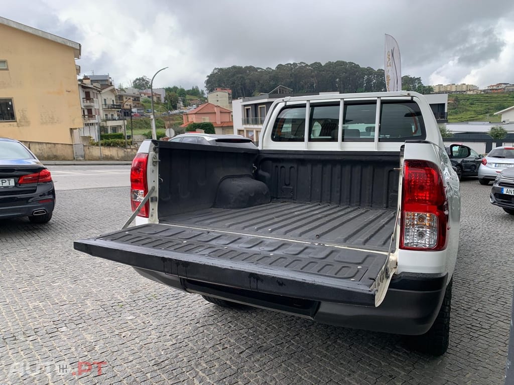 Toyota Hilux 2.4 D-4D 2WD CD