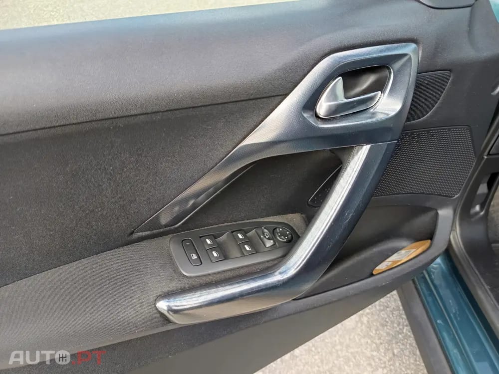 Peugeot 2008 1.2 VTi Active