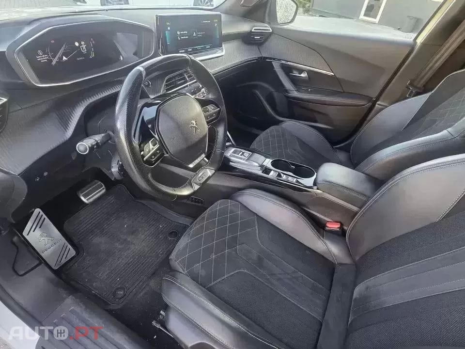 Peugeot e-2008 GT Pack — fotografia 15