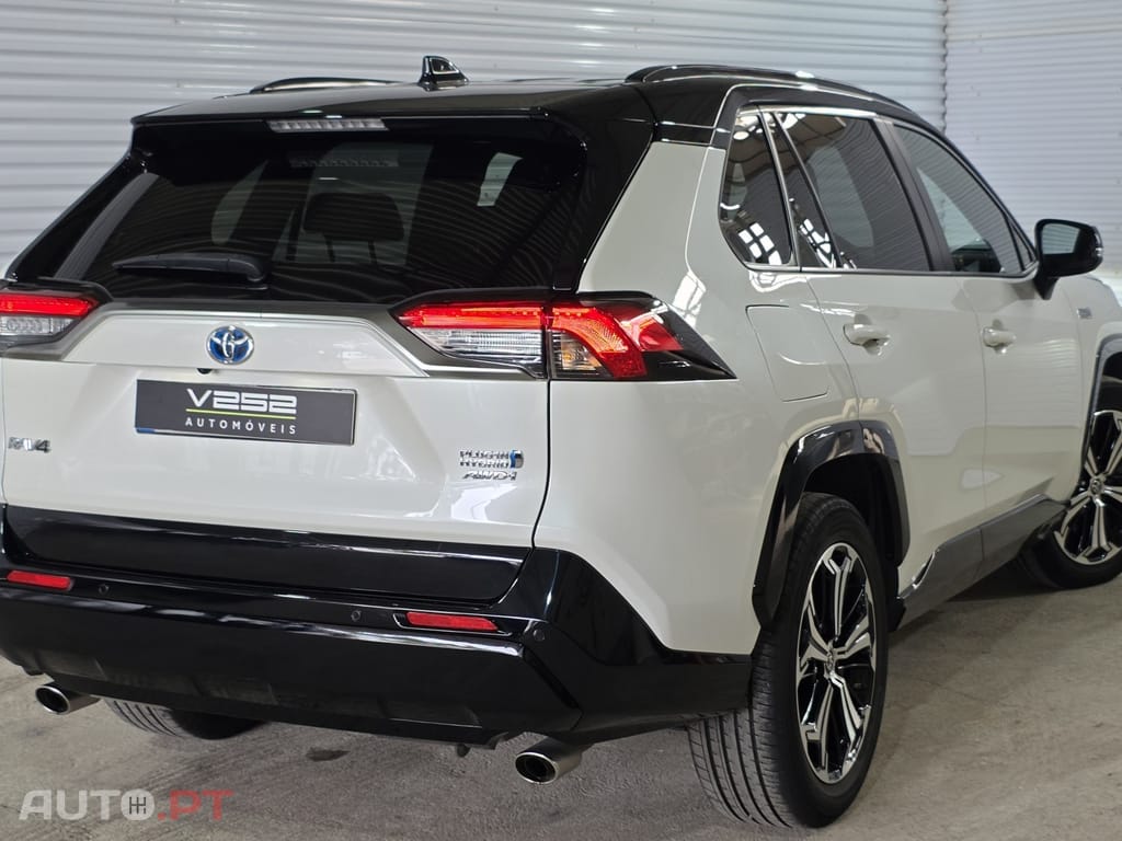 Toyota RAV4 2.5 Plug-in Hybrid Square Collection