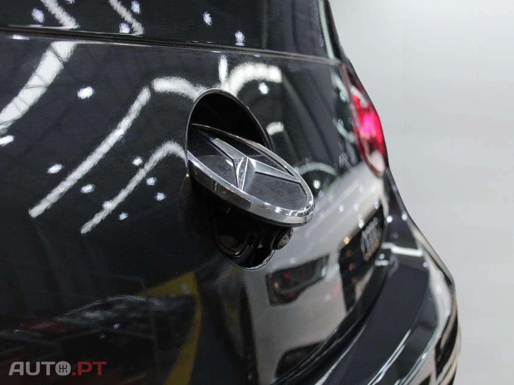 Mercedes-Benz E 220 AMG LINE