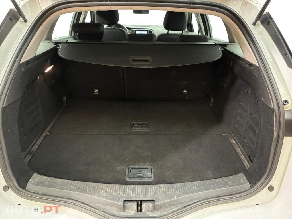 Renault Mégane Break 1.5 Blue dCi Evolution — fotografia 9