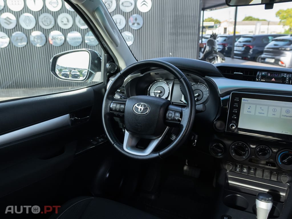 Toyota Hilux 2.4 D-4D 4WD CD Tracker S CA