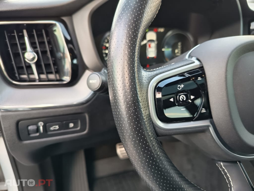 Volvo XC60 2.0 T8 PHEV R-Design AWD