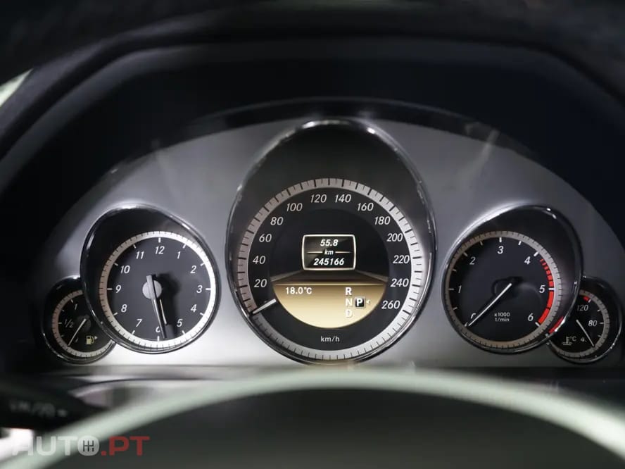 Mercedes-Benz E 220 CDi Avantgarde BlueEfficiency Auto