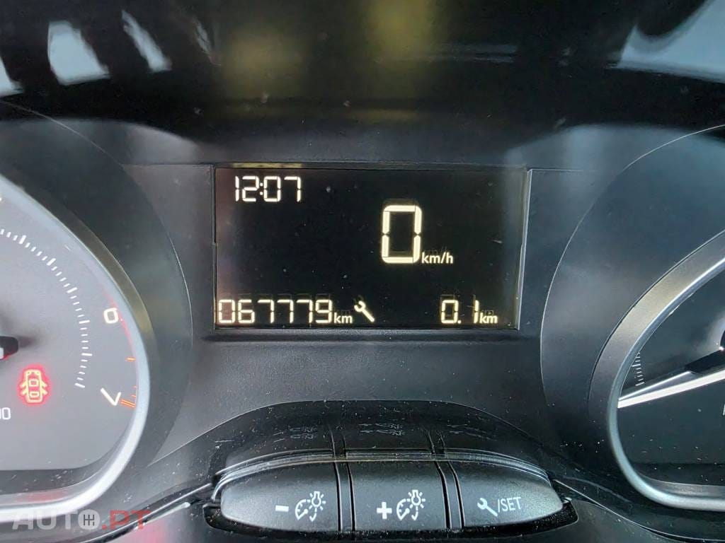 Peugeot 208 1.2i 68Cv Life
