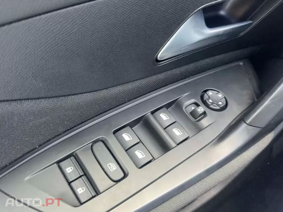 Peugeot 308 1.2 Hybrid Style e-DCS6 — fotografia 10