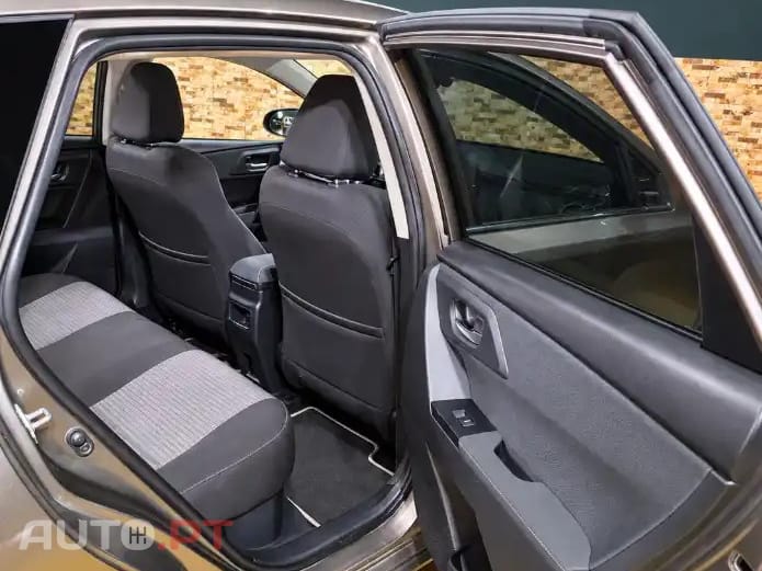 Toyota Auris 1.8 HSD Square Collection