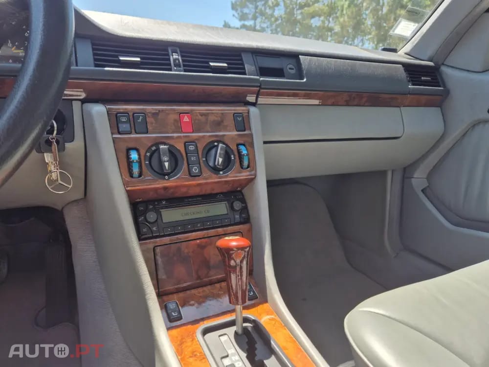 Mercedes-Benz 230 Outro