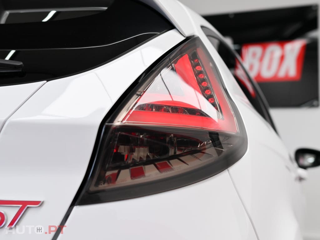 Ford Fiesta 1.6 EcoBoost c/ Pack Pele Desportiva ST