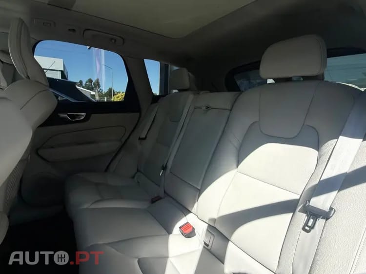 Volvo XC 60 2.0 T6 PHEV Core AWD — fotografia 11