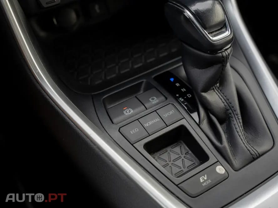 Toyota RAV4 2.5 HDF Comfort — fotografia 17