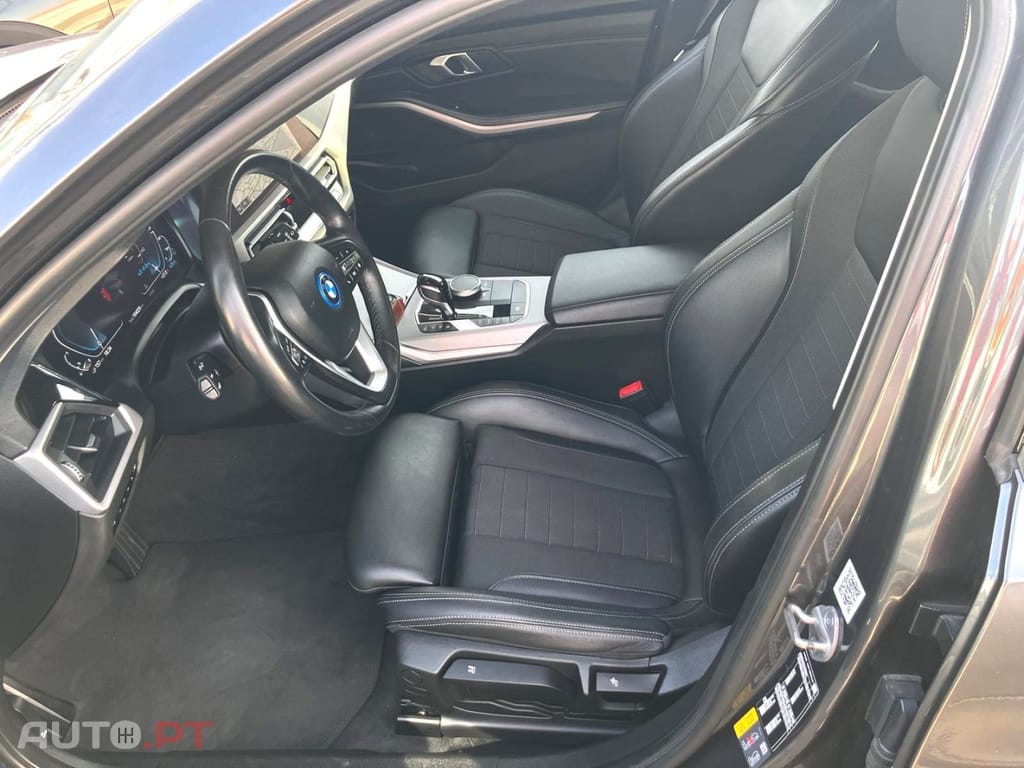 BMW 330 e Touring Auto