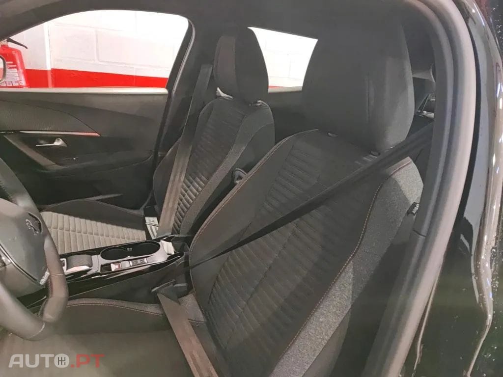 Peugeot E-2008 50 kWh Active Pack