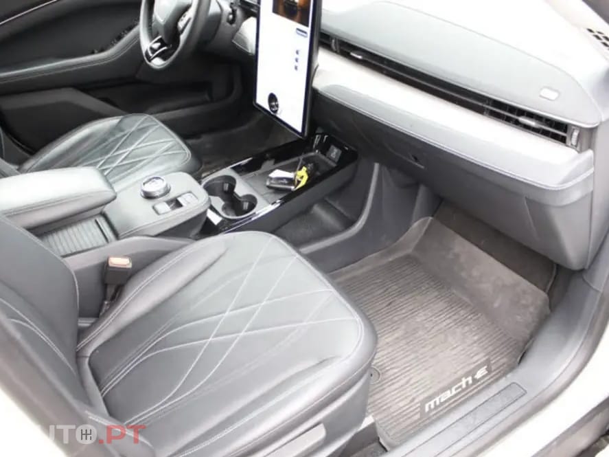 Ford Mustang Mach-E AWD PREMIUM