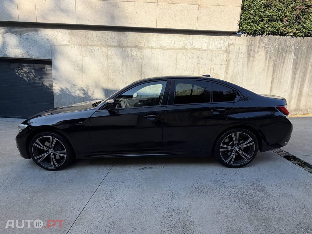 BMW 330 e Pack Desportivo M Pro Auto